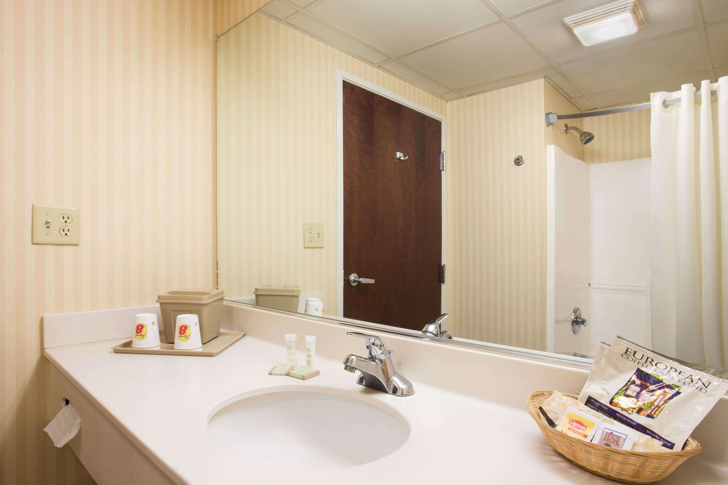 Super 8 By Wyndham Hotel
